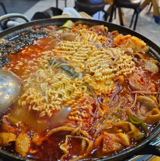 라면사리 넣은 곱창 전골