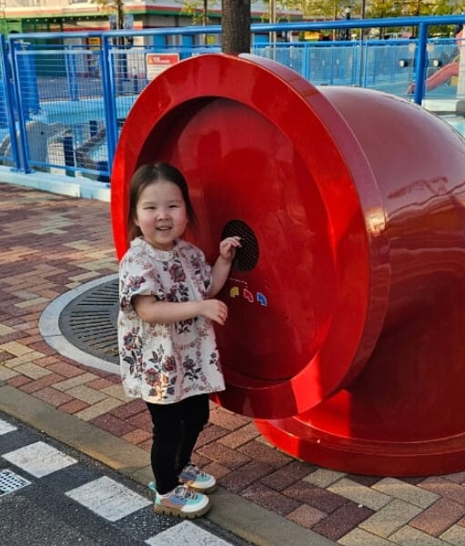 레고랜드에서 즐거워하는 아이